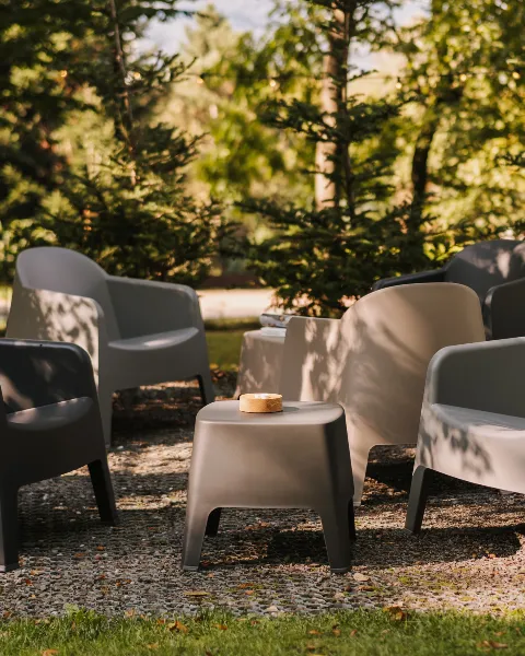 Stoliczek i fotele Milane Ferne aranzacja w ogrodku restauracji