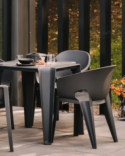 stolik-lottie-fotel-i-krzeslo-premo-ferne-aranzacja-w-kawiarni