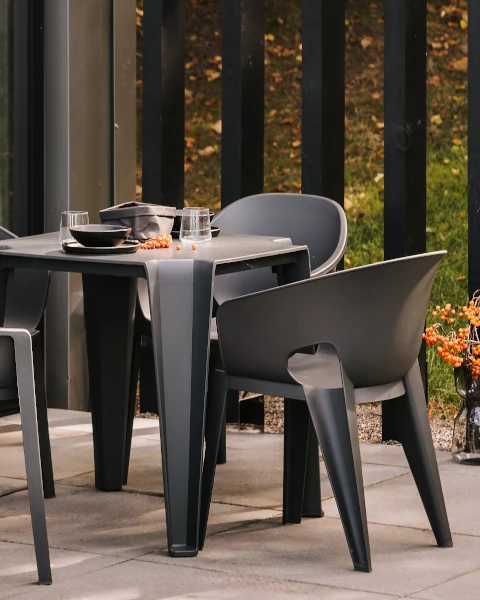 stolik-lottie-fotel-i-krzeslo-premo-ferne-aranzacja-w-kawiarni