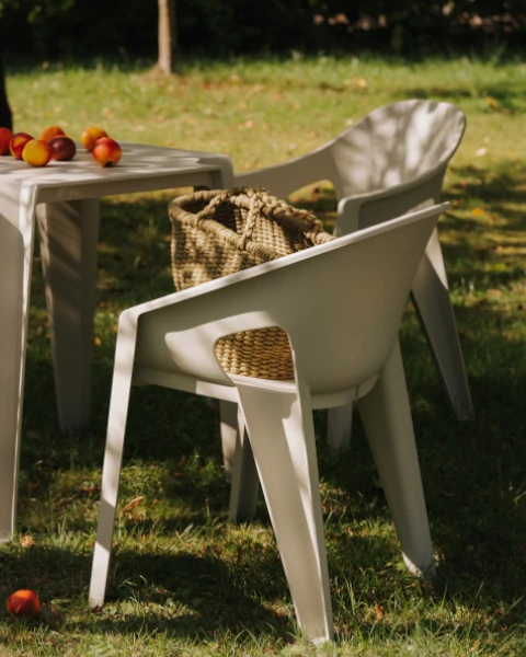 fotel-i-krzeslo-premo-ferne-aranzacja-w-ogrodzie