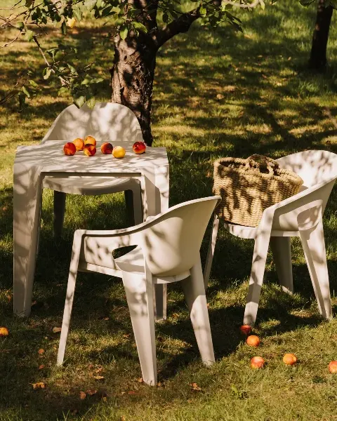 fotel-ogrodowy-i-krzeslo-premo-aranzacja-ze-stolem-lottie-ferne.webp