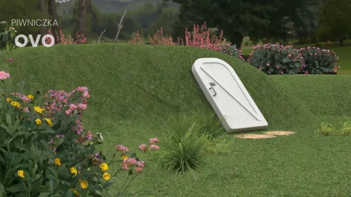 ziemianka z tworzywa sztucznego pokryta trawą w ogrodzie