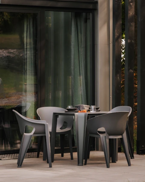 fotel-i-krzeslo-premo-ferne-aranzacja-na-tarasie