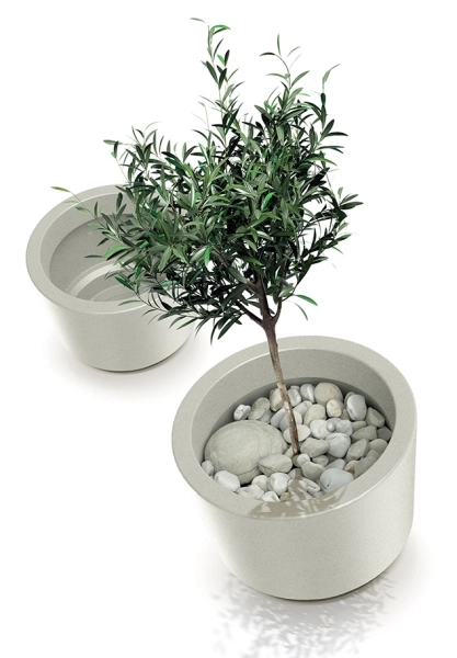 doniczka jasna Splito z roślinką