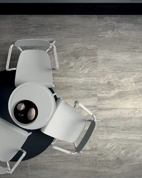 Wysoki stolik kawowy okrągły Rimo aranżacja z krzesłani.webp