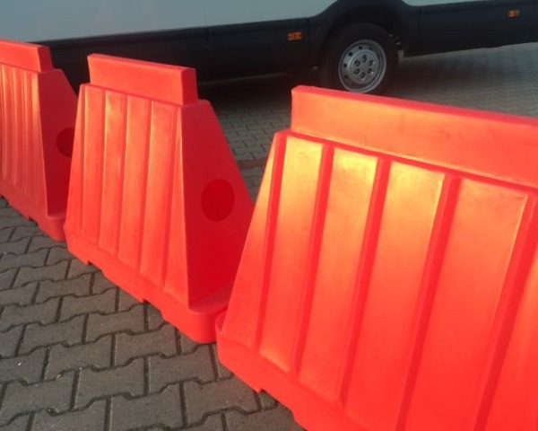 bariera-drogowa-tradi-prezentacja-na-parkingu