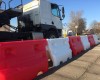 Tymczasowa bariera drogowa czerwona Triango prezentacja przy jezdni