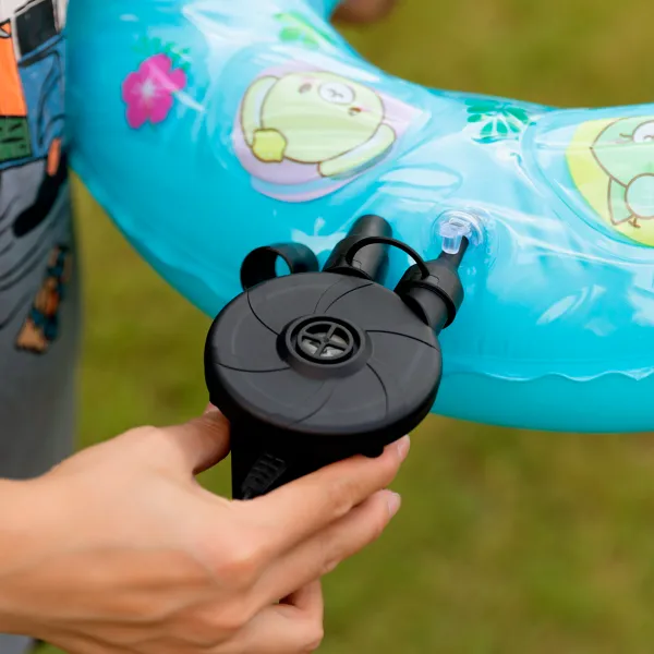 elektryczna-pompka-do-kół-dmuchanych-do-pływania-do-materaca-i-do-basenu-12-v-230-v-aranżacja