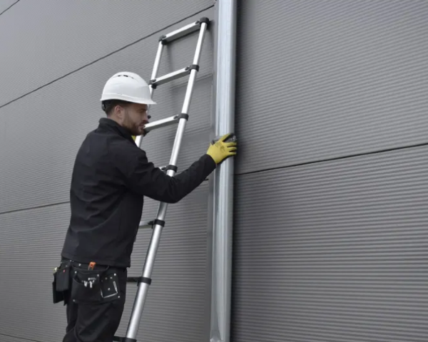 Aluminiowa drabina teleskopowa oparta o ścianę