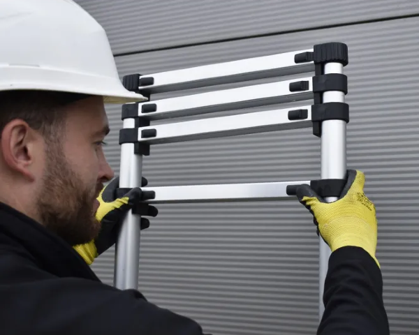 Rozkładanie drabiny teleskopowej z aluminium