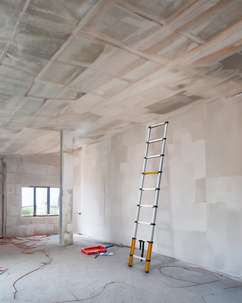Drabina teleskopowa aluminiowa 2,6 m 9-stopniowa Max Drabest - prezentacja w czasie remontu