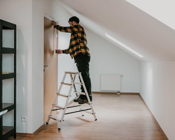 Drabina aluminiowa 4 stopniowa dwustronna 125 kg Drabest - prezentacja podczas użycia.jpg