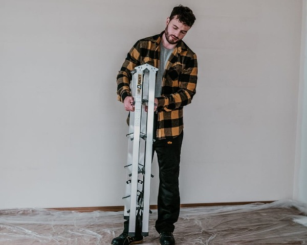 drabina-aluminiowa-4-stopniowa-dwustronna-125-kg-Drabest-Home-prezentacja-zlozonej