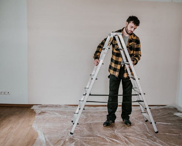 Drabina aluminiowa 7 stopniowa dwustronna 125 kg Drabest - prezentacja rozłożonej.jpg