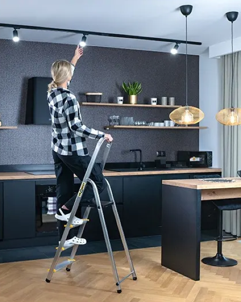 Drabina aluminiowa jednostronna aranżacja podczas użycia