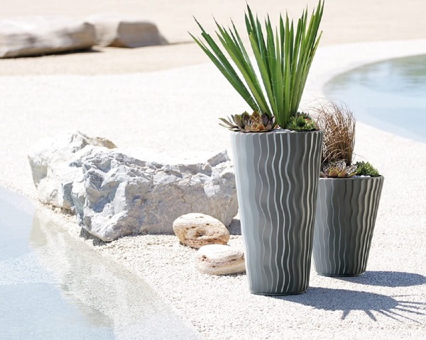 Donica do ogrodu mrozoodporna Sandy aranżacja z rośliną