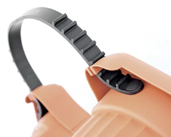 doniczka do zawieszenia na ryynie lub słupku 2 litry terakota Terra - prezentacja zaczepu