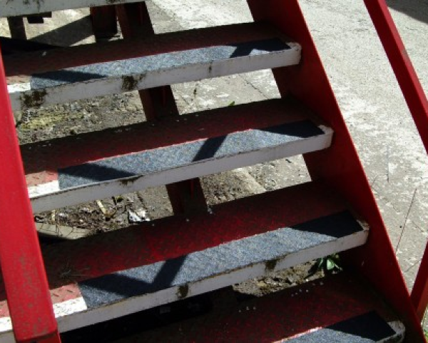 taśma dopasowująca się do powierzchni schodków