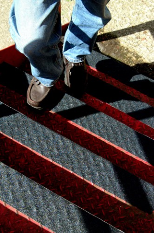 taśma antypoślizgowa na nieregularnej powierzchni schodów ryflowanych