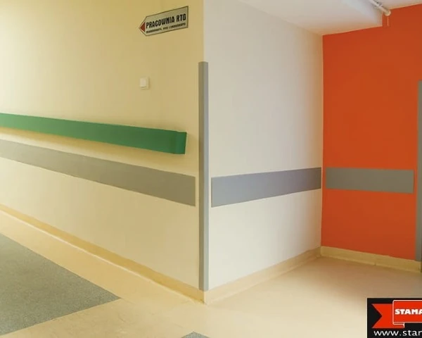 listwa ochronna na ścianę acromat realizacja w korytarzu