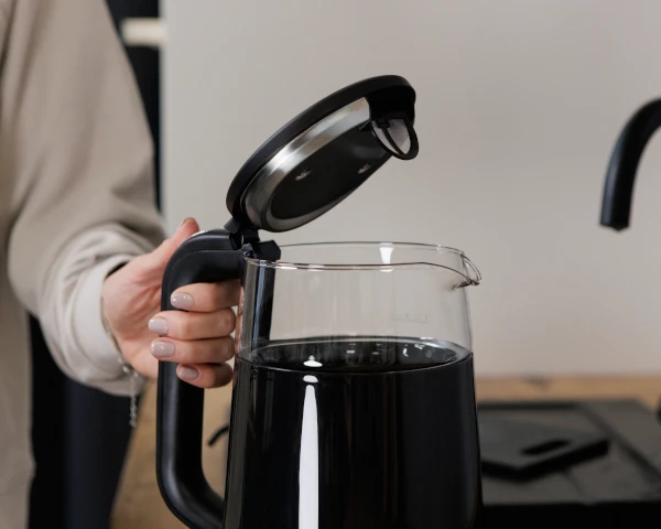 czajnik-elektryczny-z-panelem-dotykowym-huslog-aranzacja