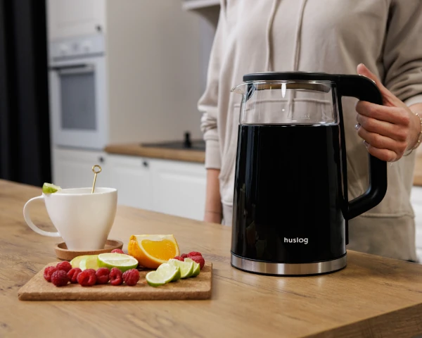 czajnik-elektryczny-1700-ml-z-panelem-dotykowym-huslog-aranzacja