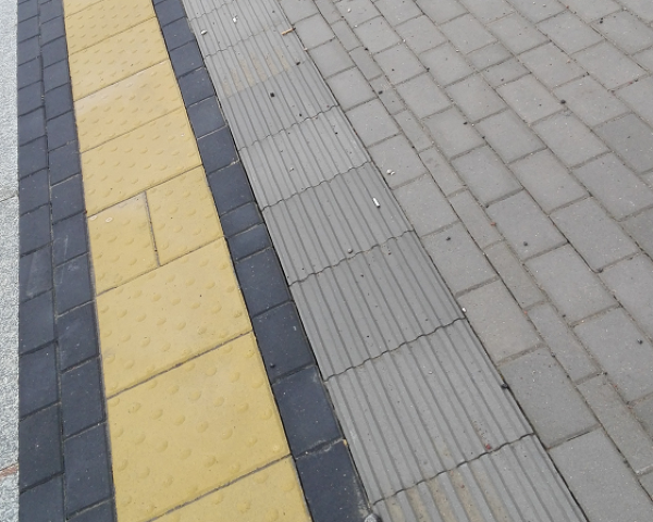 płytki kierunkowe w aranżacji miejskiej