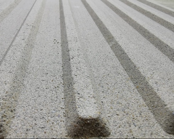 zdjęcie w makro betonowej wpuszczanej płyty peronowej