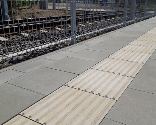 płytki kierunkowe białe integracyjne na peronie