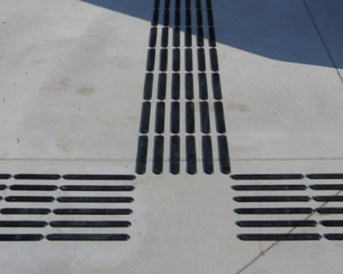 listwa kierunkowa z poliuretanu aranzacja na chodniku