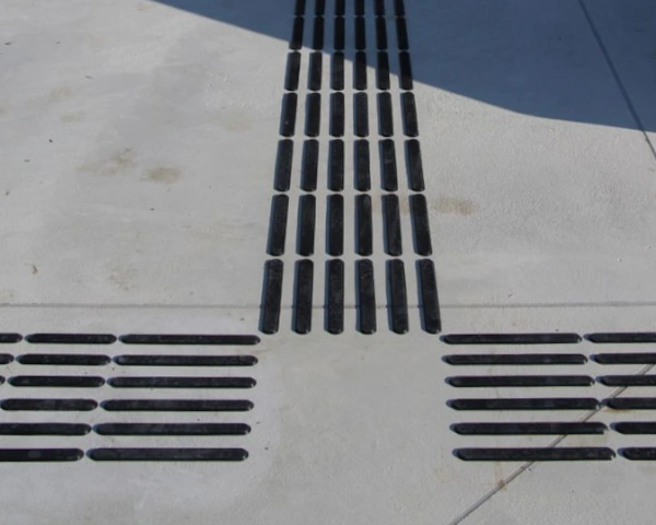 listwa kierunkowa z poliuretanu aranzacja na chodniku