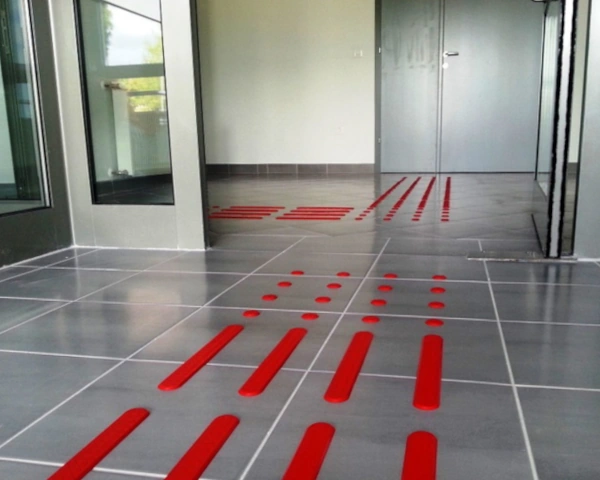 listwa kierunkowa czerwona z poliuretanu prezentacja w szpitalu