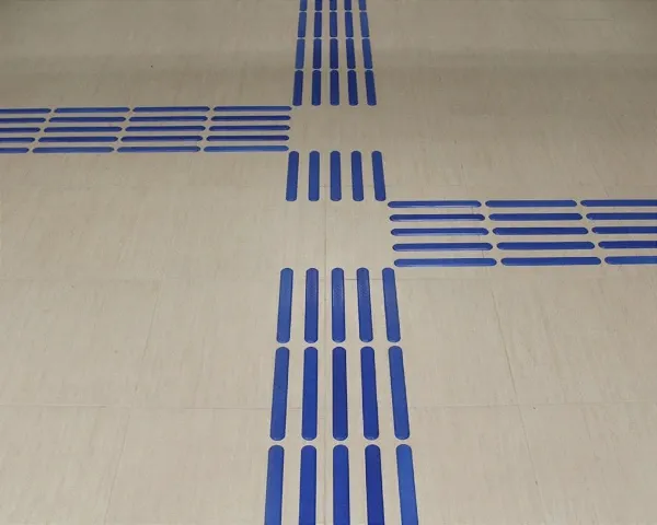 listwa kierunkowa niebieska z poliuretanu aranzacja na korytarzu