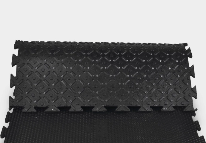 Mata gumowa puzzle dla bydła 110 x 160 cm DB 2.1 -  powierzchnia spodnia