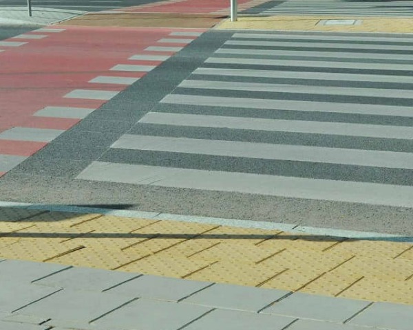 plytki-integracyjne-zolta-plytka-wskaznikowa-na-przejsciu-dla--pieszych