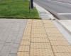 zolta-plytka-wskaznikowa-na-przejsciu-dla-pieszych