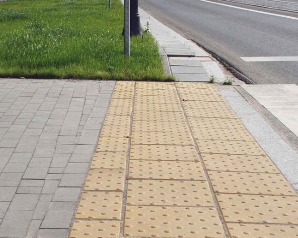 zolta-plytka-wskaznikowa-na-przejsciu-dla-pieszych