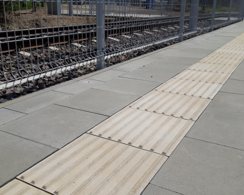 płytki integracyjne kierunkowe białe na peronie