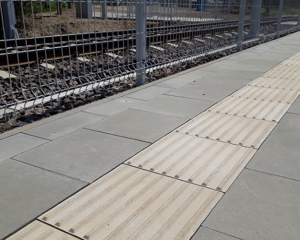 płytki kierunkowe na peronie przy ogrodzeniu