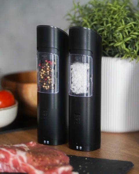 mlynek-do-pieprzu-i-soli-na-baterie-huslog-aranzacja-w-kuchni