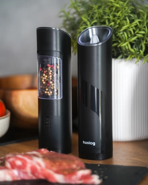 mlynek-do-pieprzu-i-soli-na-baterie-huslog-w-kuchni