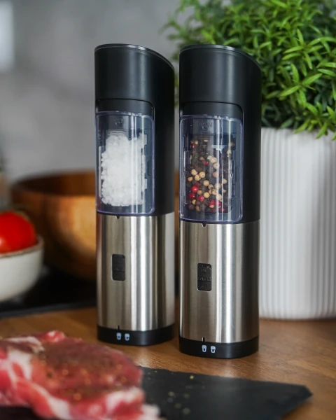 mlynki-do-soli-i-pieprzu-huslog-aranzacja-z-przyprawami