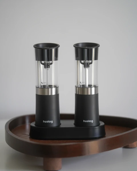 mlynki-do-przypraw-ze-stacja-ladujaca-huslog-aranzacja