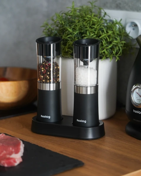 mlynki-do-przypraw-ze-stacja-ladujaca-huslog-aranzacja-w-kuchni