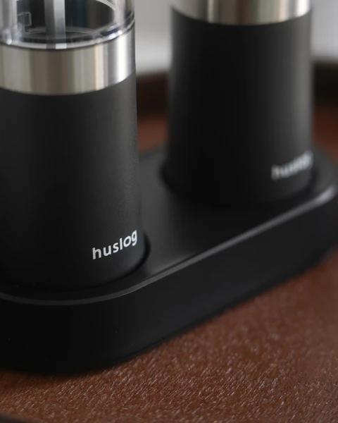 mlynki-do-przypraw-ze-stacja-ladujaca-huslog-detale