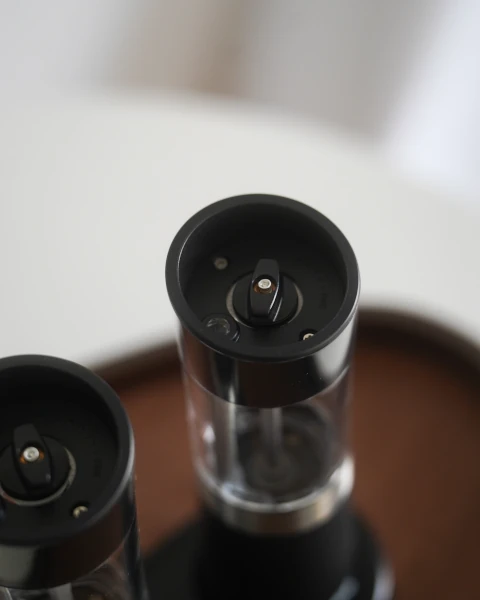 mlynki-do-przypraw-ze-stacja-ladujaca-huslog-regulacja