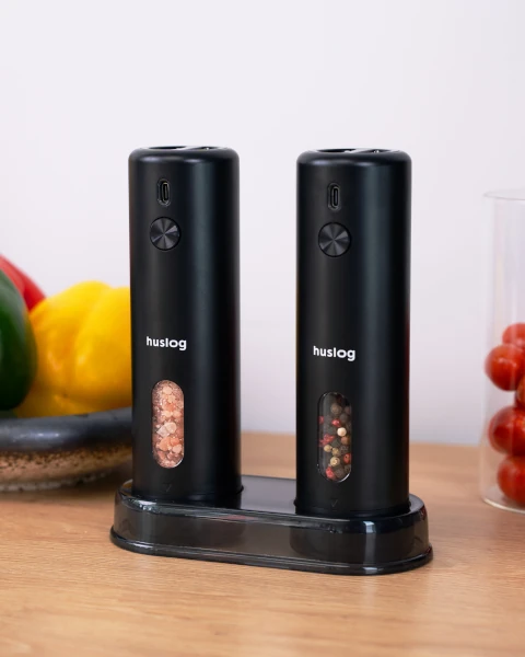 elektryczne-mlynki-do-soli-i-pieprzu-akumulatorowe-z-podstawka-huslog-prezentacja-w-kuchnii