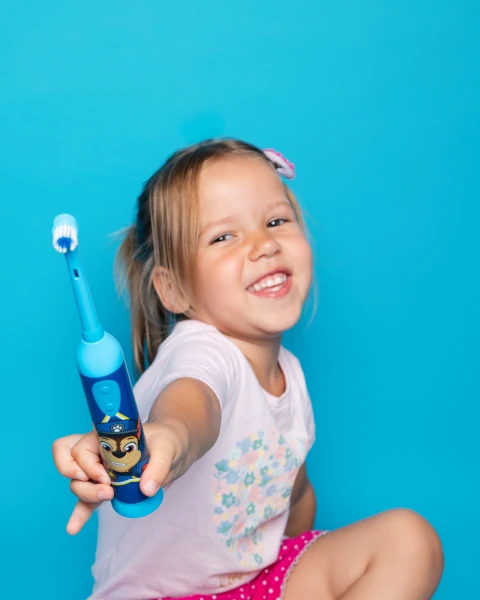 szczoteczka-do-zebow-dla-dzieci-chase-psi-patrol-zaprezentowana-przez-dziewczynke