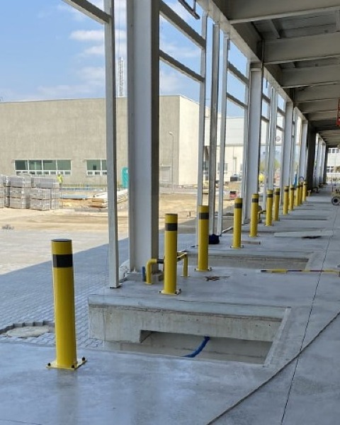 slupek-odbojowy-stalowy-w-dokach-rozladunkowych-w-magazynie