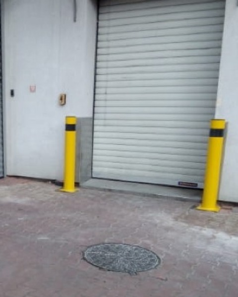 slupek-odbojowy-przy-bramie